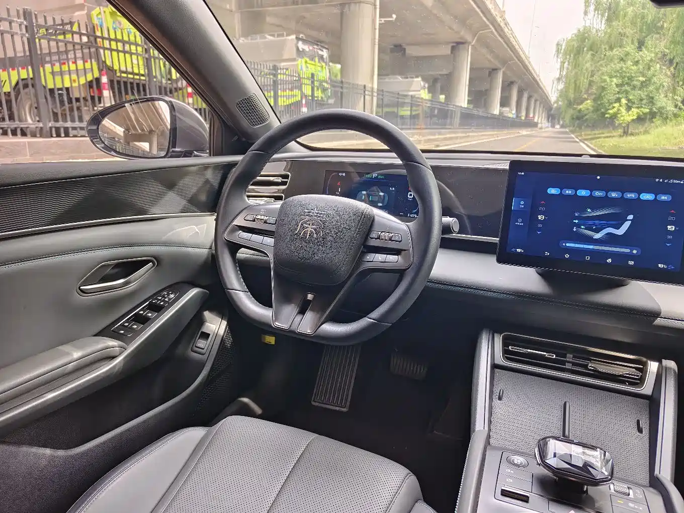 BYD Qin L 2024 DM-i 80KM Leading Edition фото 15