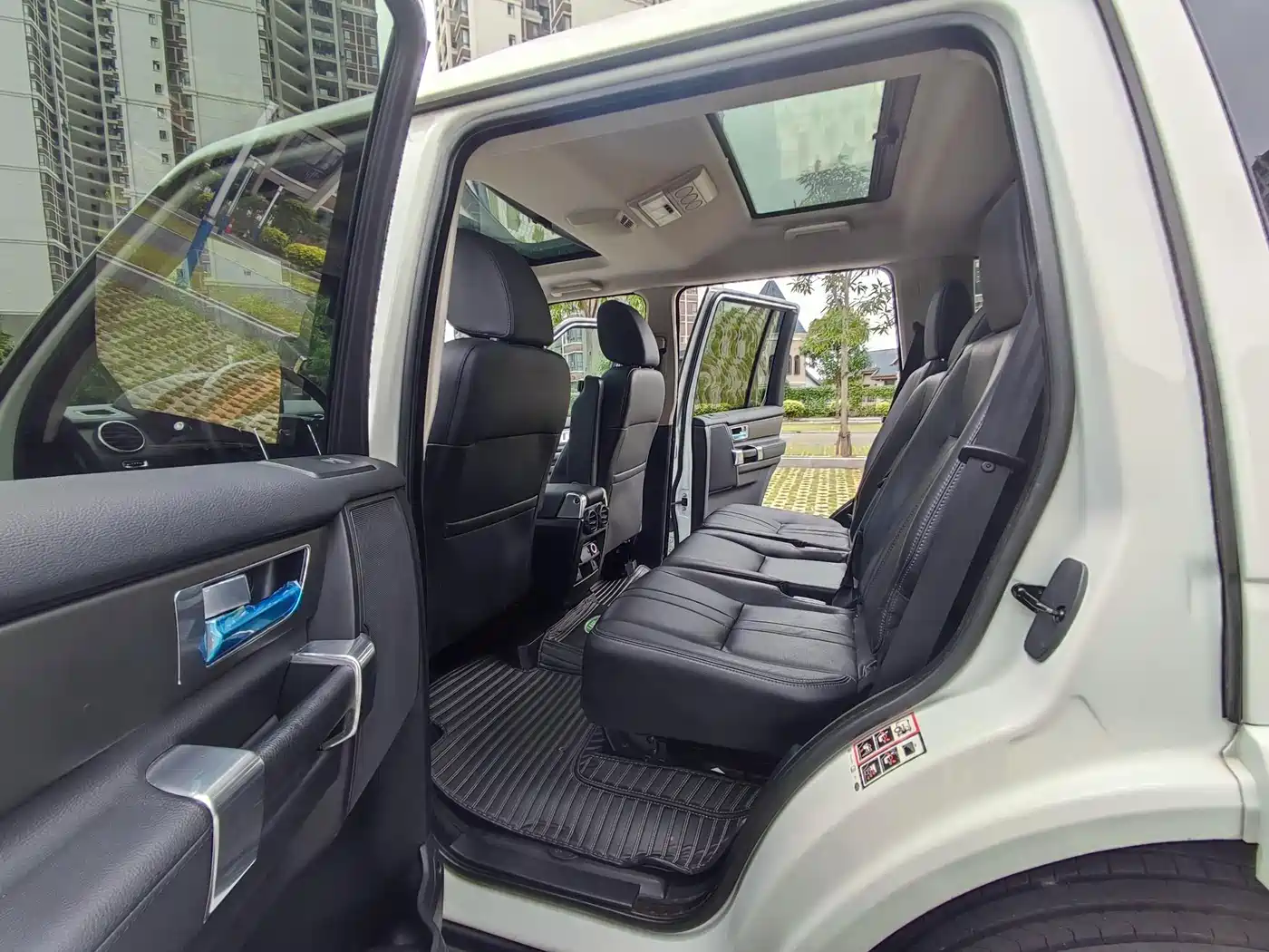 Land Rover Discovery 2016 3.0 SC Black Edition SE фото 7