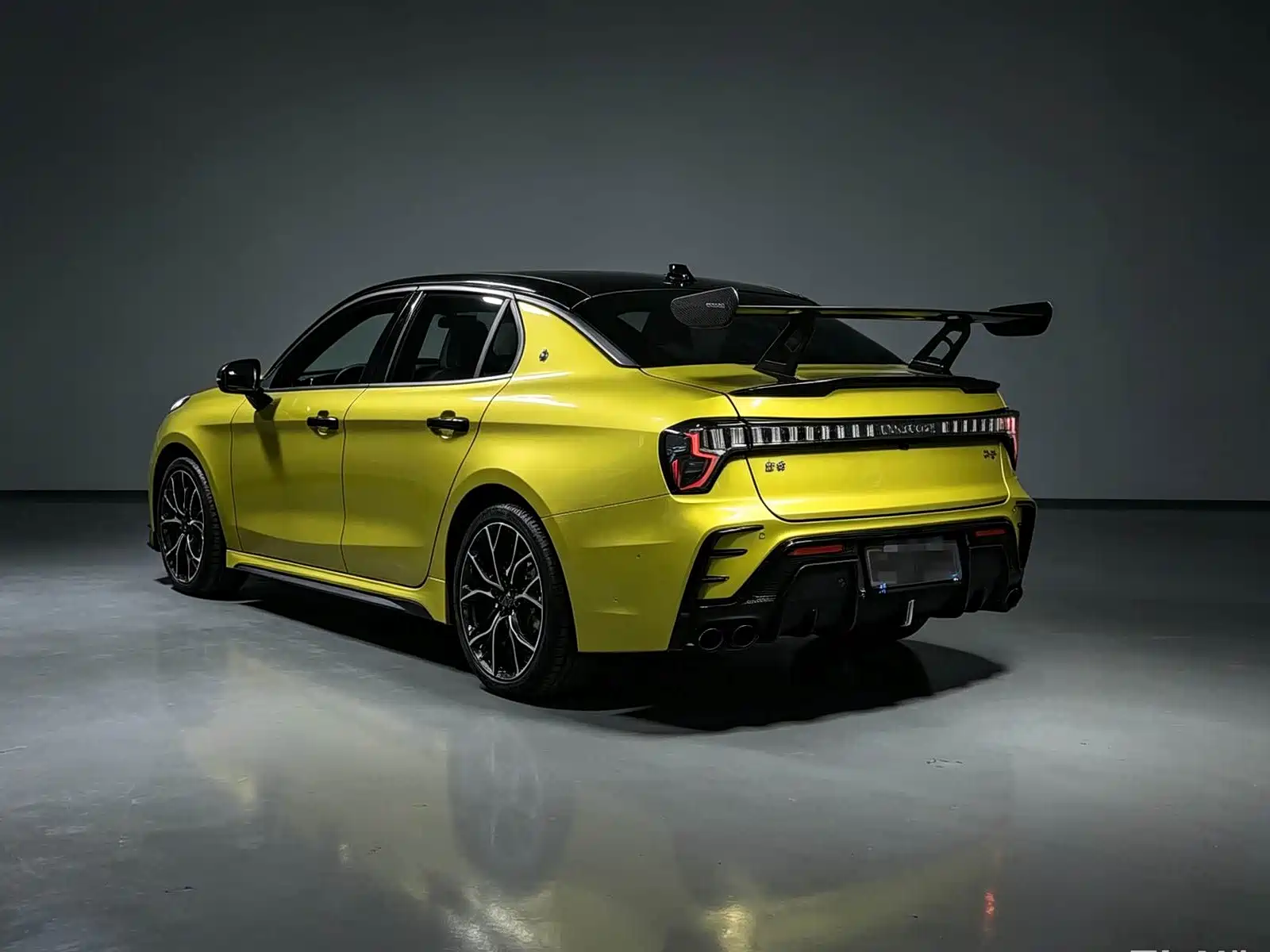 Photo 9 - Lynk & Co 03