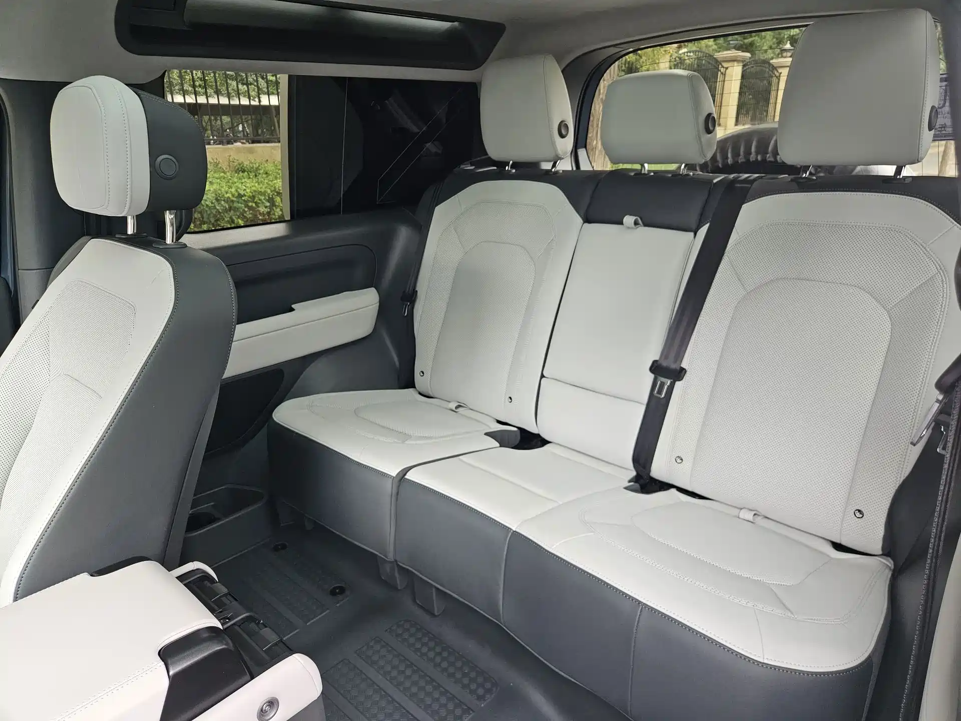 Photo 17 - Land Rover Defender