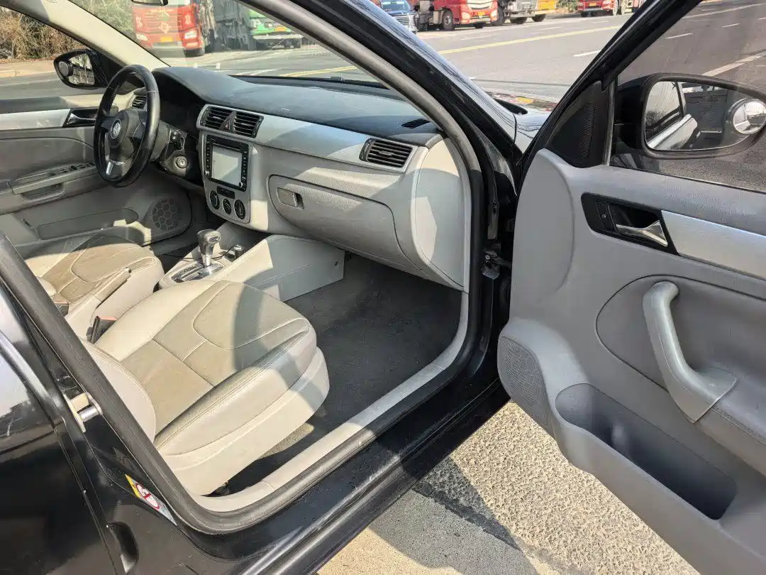 Volkswagen Bora 2011 1.6L Automatic Comfort фото 6