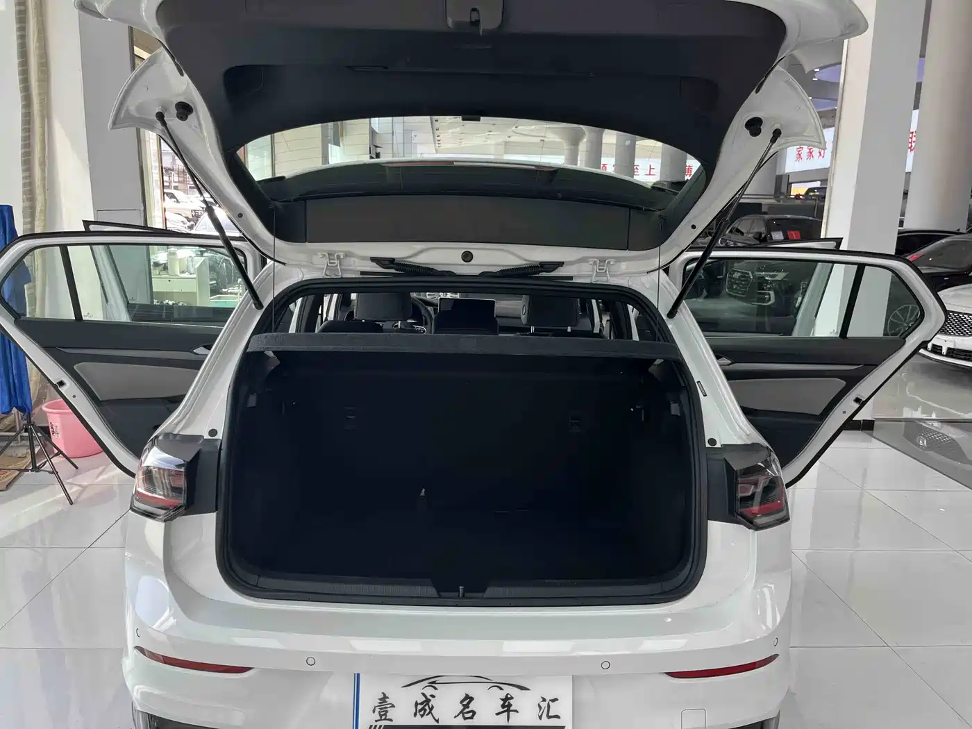 Volkswagen Golf 2025 Facelift 300TSI R-Line фото 17