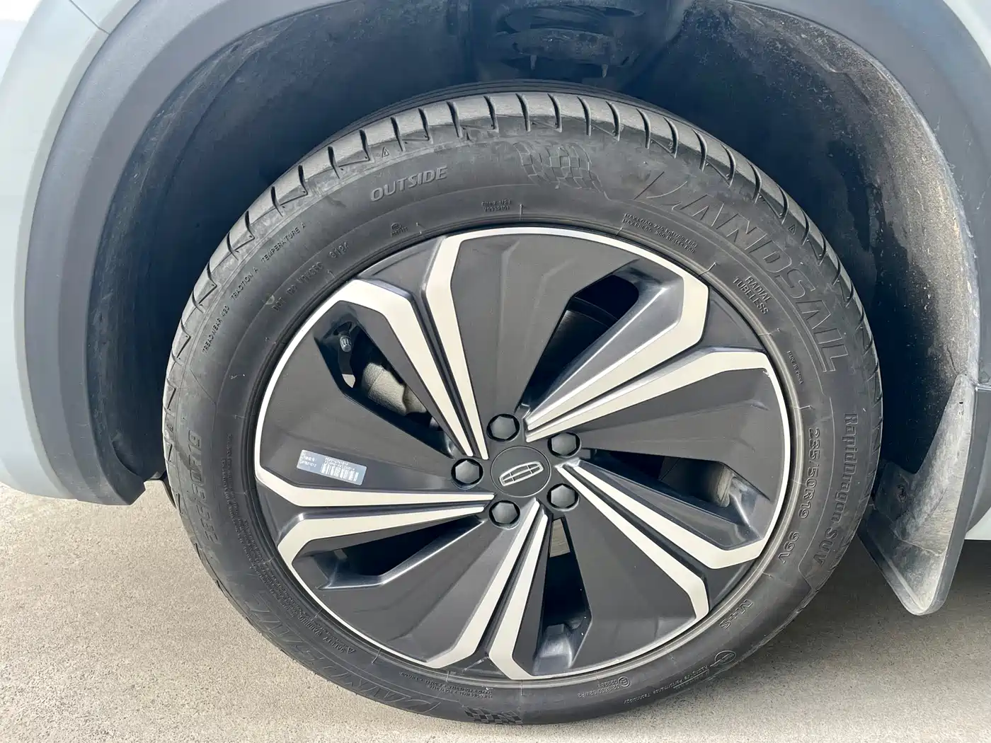 Фото 4 - Geely Monjaro
