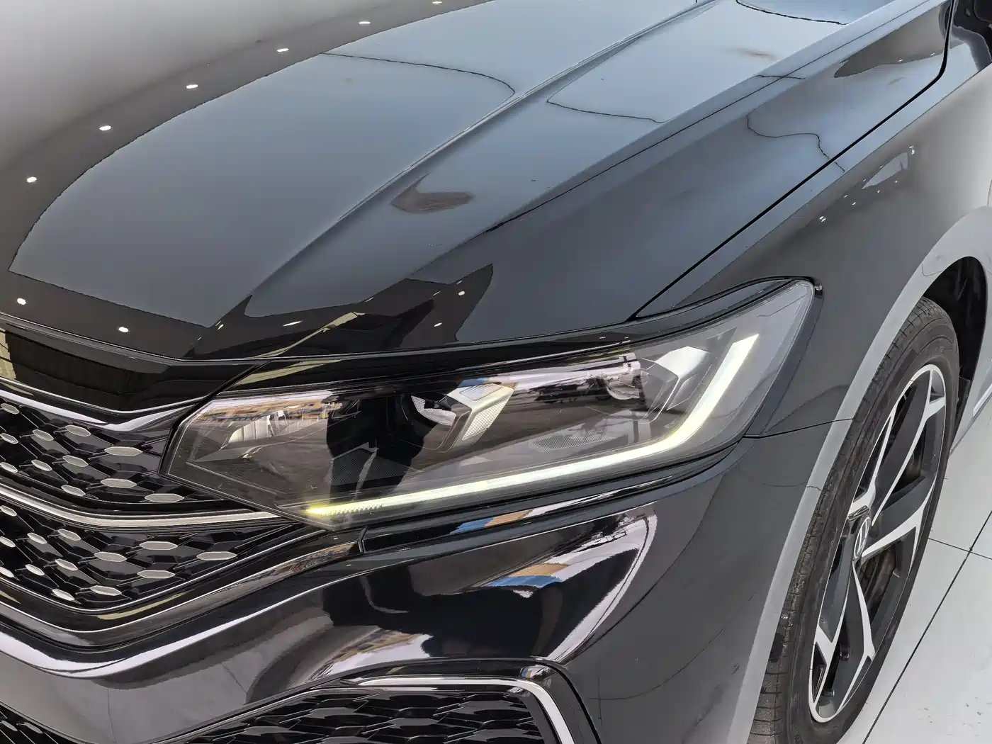 Volkswagen Passat 2024 380TSI Starlight Dragon Soaring Edition фото 4