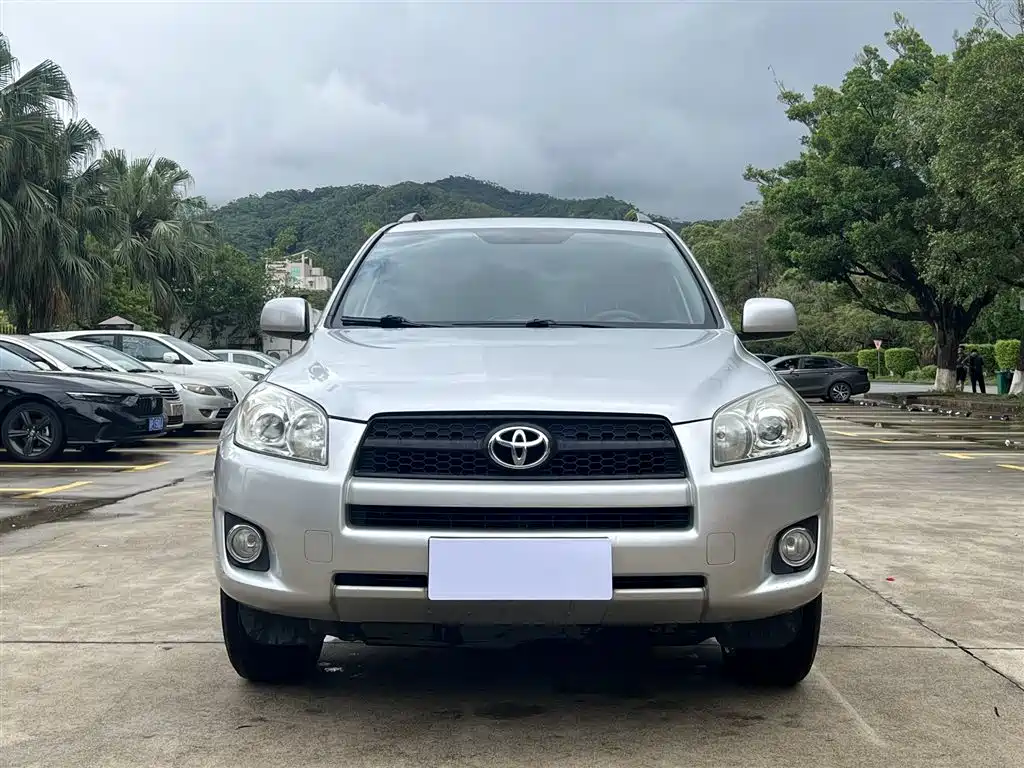 Toyota RAV4 Rongfang 2011 2.0L Automatic Classic Edition фото 2