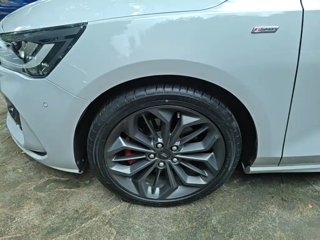 Фото 23 - Ford Focus