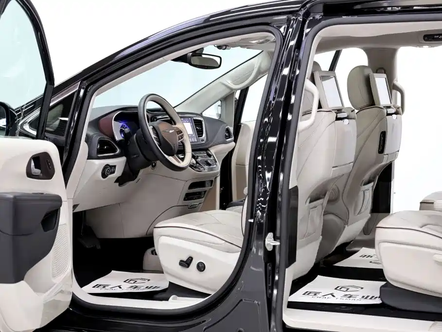 Chrysler Grand Voyager (Import) 2019 2017 3.6L Premium Edition