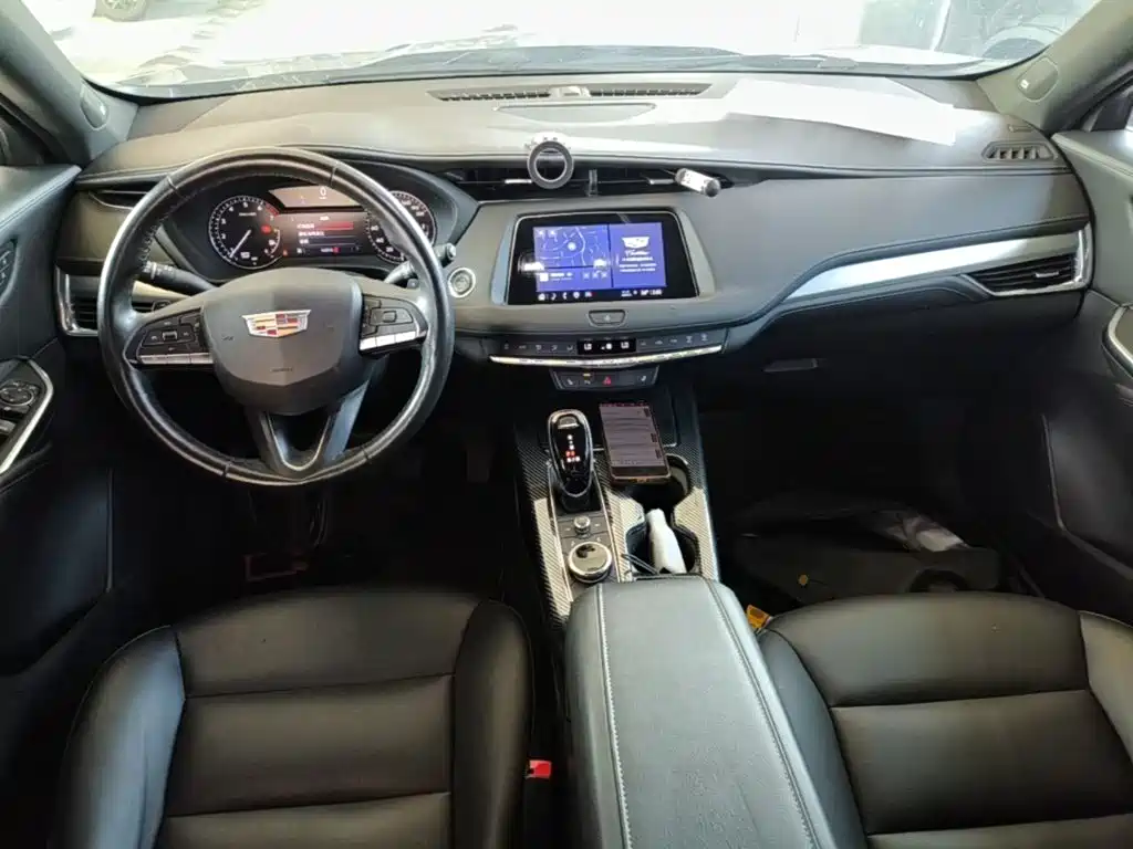 Фото 10 - Cadillac XT4