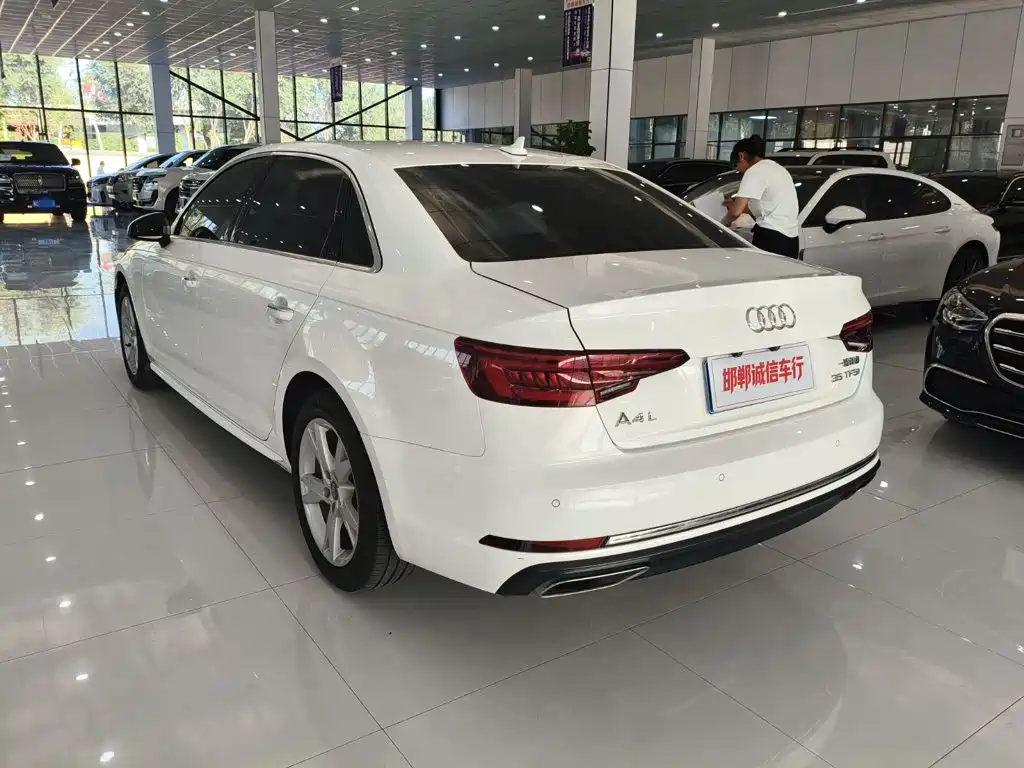 Фото 6 - Audi A4L