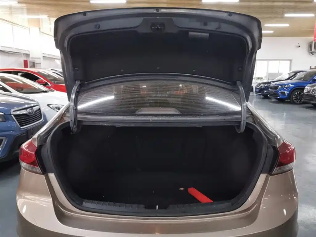 Hyundai Elantra 2016 Model 1.6L Automatic Smart Elite фото 19