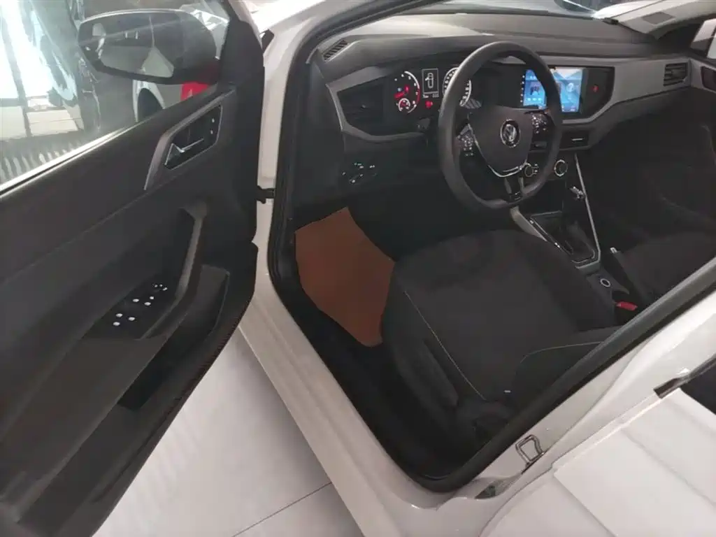 Volkswagen Polo 2019 Plus 1.5L Automatic Panorama Enjoyment Edition фото 16