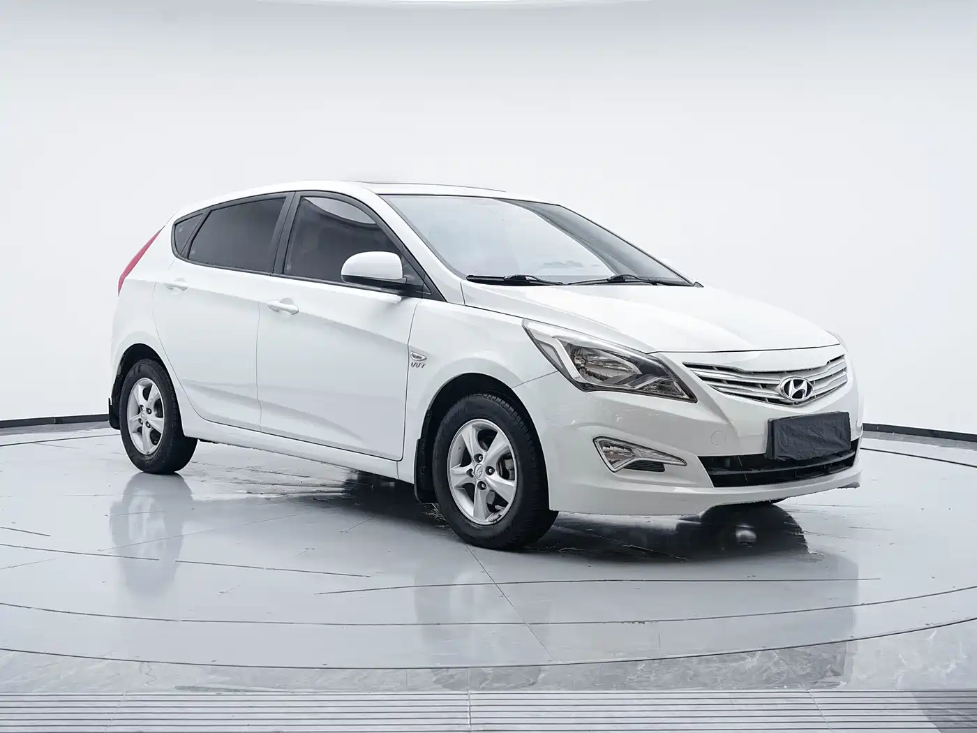 Hyundai Reina 2014 Model 1.4L Automatic GLX фото 3