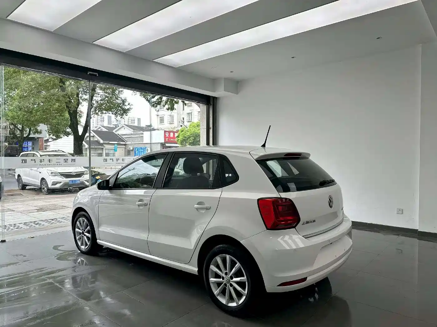 Volkswagen Polo 2014 1.4L Automatic Luxury Edition фото 7