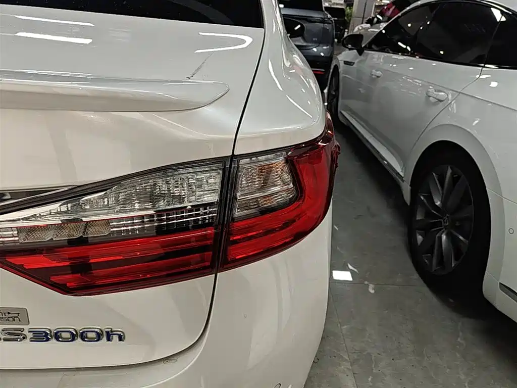 Lexus ES 2017 300h Mark Levinson Comfort Edition фото 8