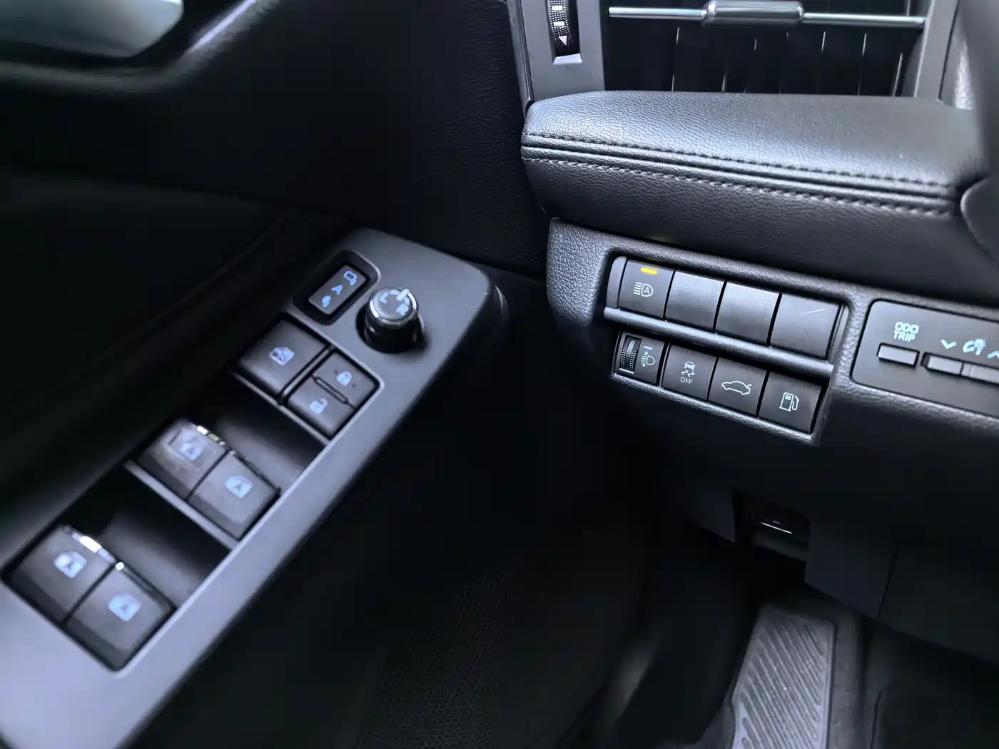 Toyota Avalon 2023 2.0L Premium Selection фото 17