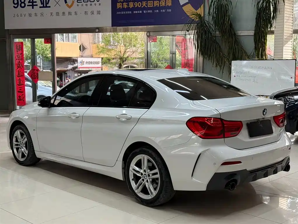 BMW 1 Series 2022 120i M Sport Shadow Edition фото 6