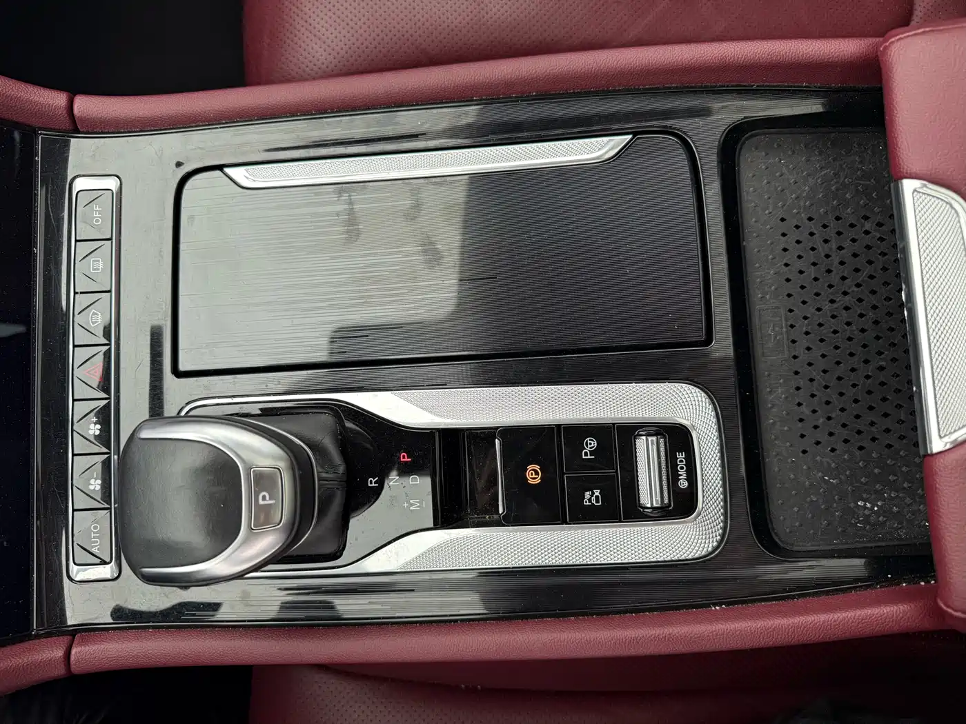 Hongqi H5 2024 2.0T Automatic Smart Connect Flag Leader Edition фото 11