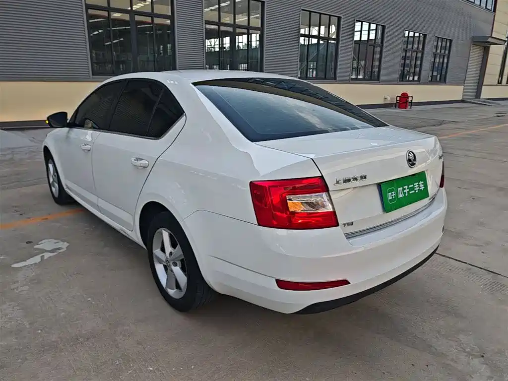 Škoda Octavia 2015 1.4TSI DSG Elegance Edition фото 5