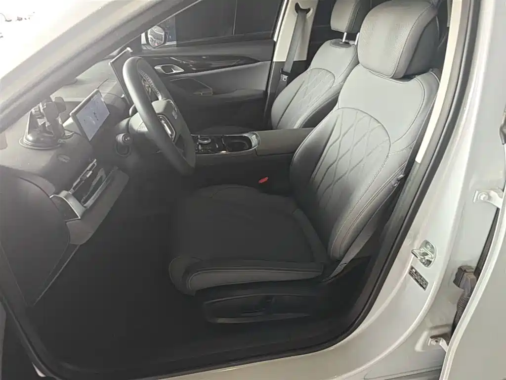 Geely Galaxy Galaxy A7 2025 EM-i 150km Explorer+ Edition фото 15