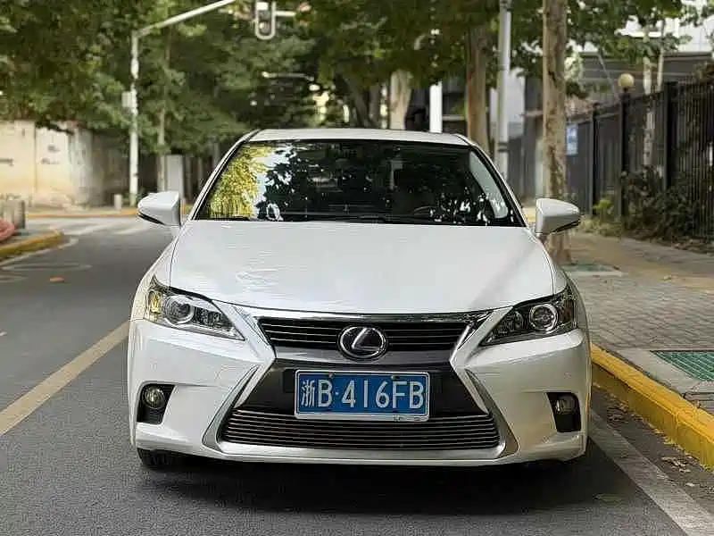Фото 2 - Lexus CT