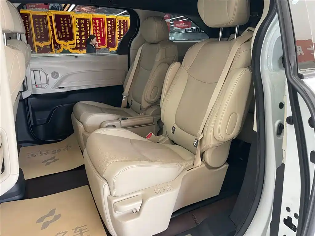 Toyota Sienna 2023 2.5L Hybrid Premium Edition фото 14