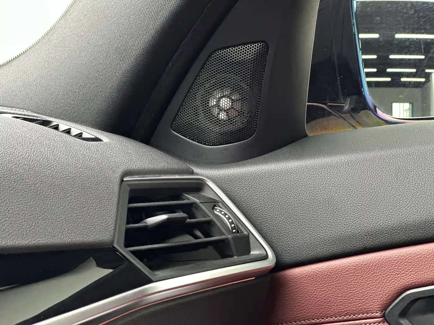 BMW 3 Series 2023 325i M Sport Black Night Package фото 15
