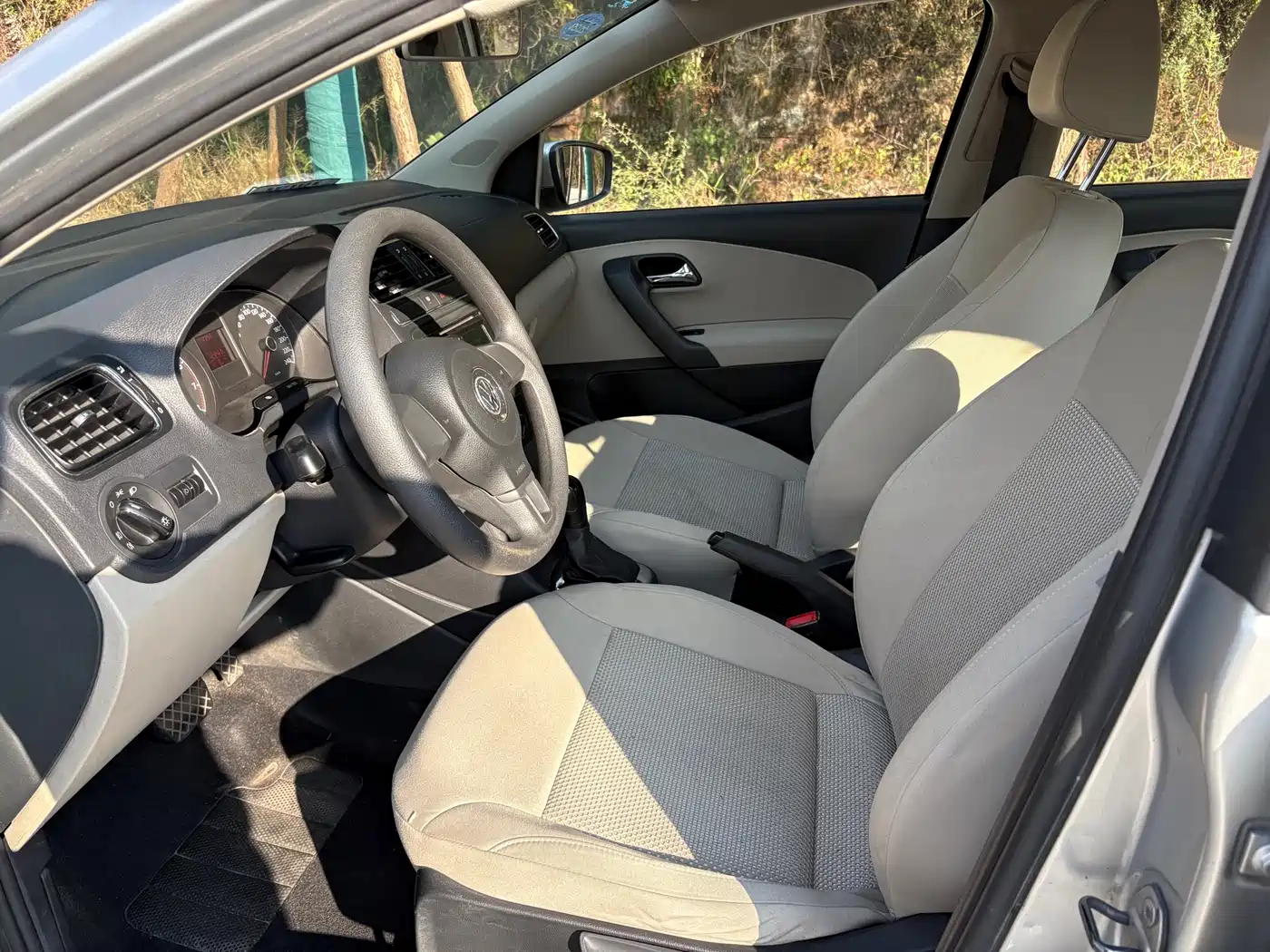 Volkswagen Polo 2011 1.6L Automatic Cool Edition фото 4