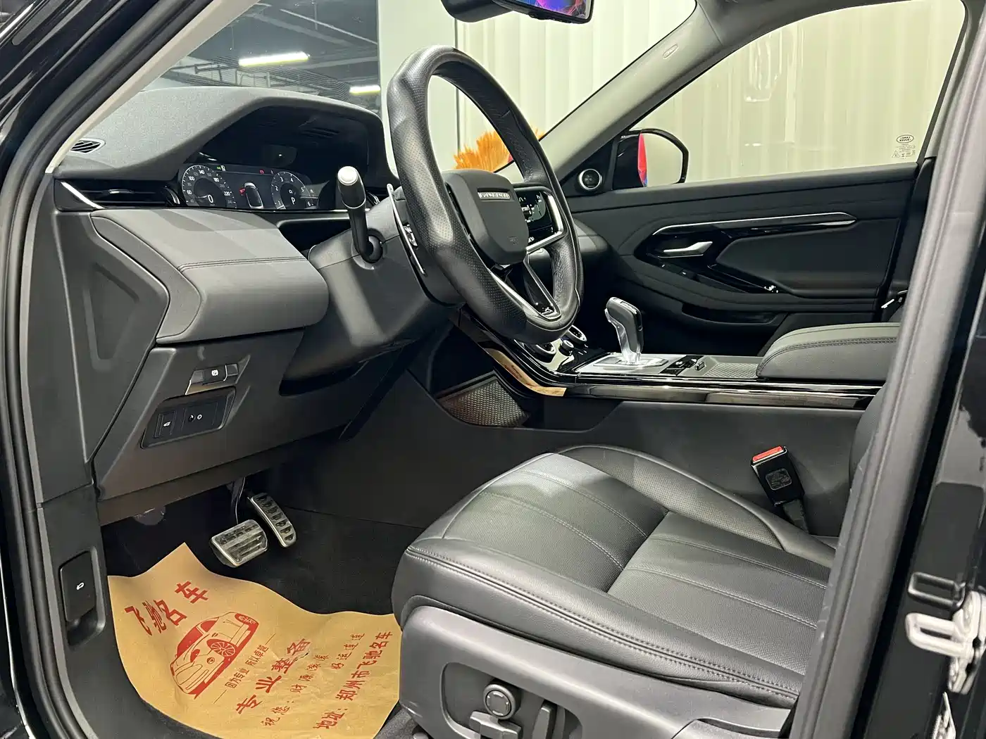 Land Rover Range Rover Evoque 2023 Range Rover Evoque L 249PS Corinthian Bronze Special Edition фото 4