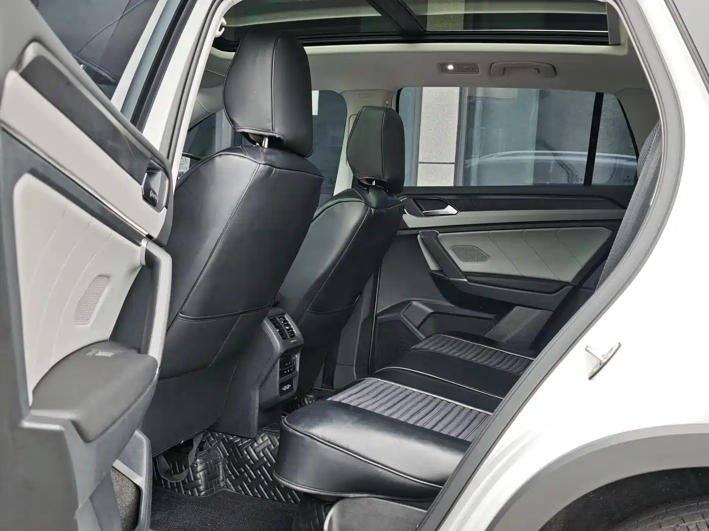 Volkswagen Tayron 2023 330TSI 2WD Luxury Plus Advanced Edition фото 5