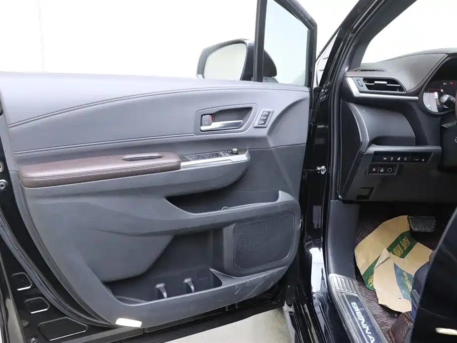 Toyota Sienna 2021 2.5L Hybrid Platinum Edition фото 11