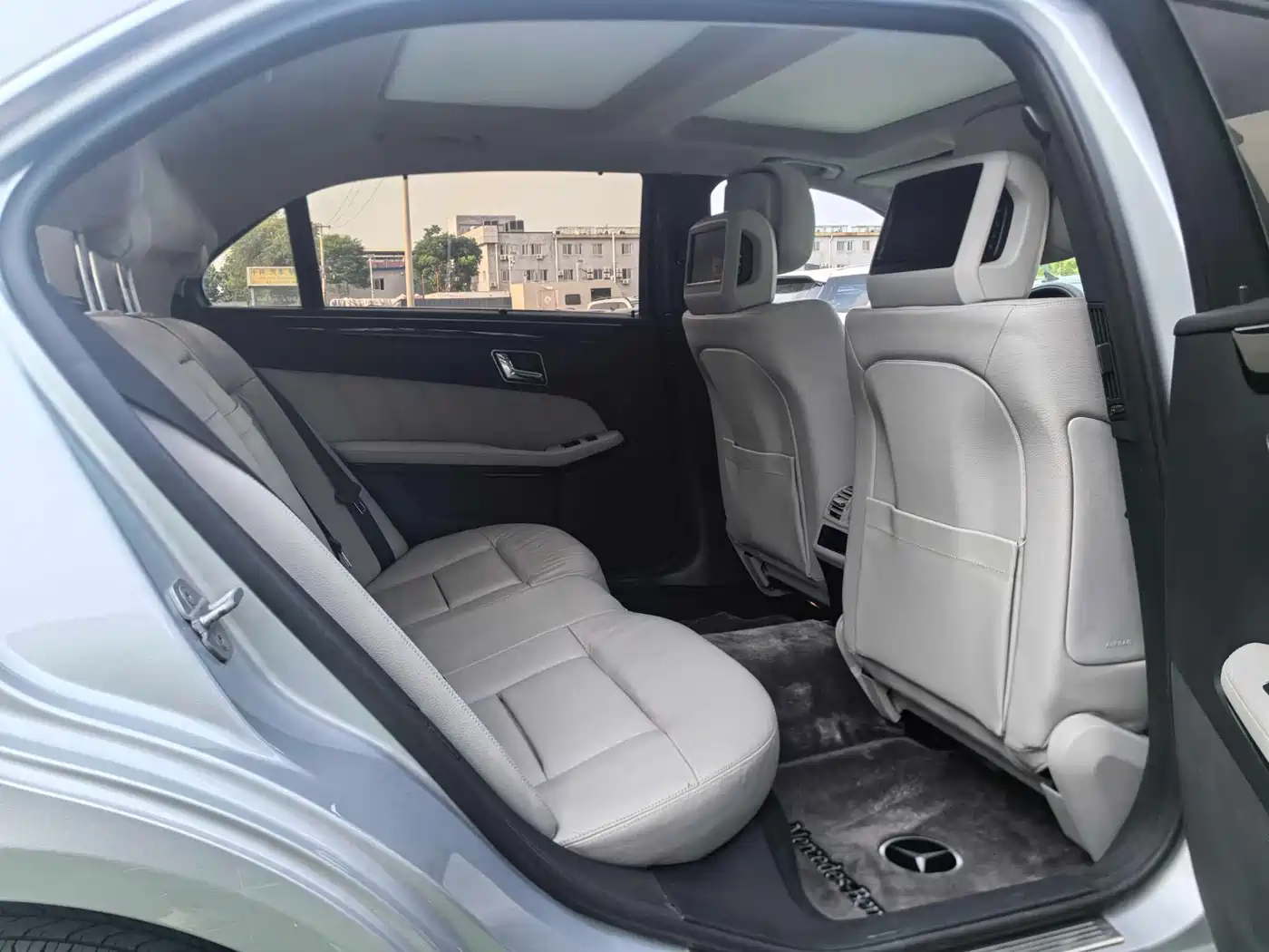 Mercedes-Benz E-Class 2012 E 300 L Fashion фото 13