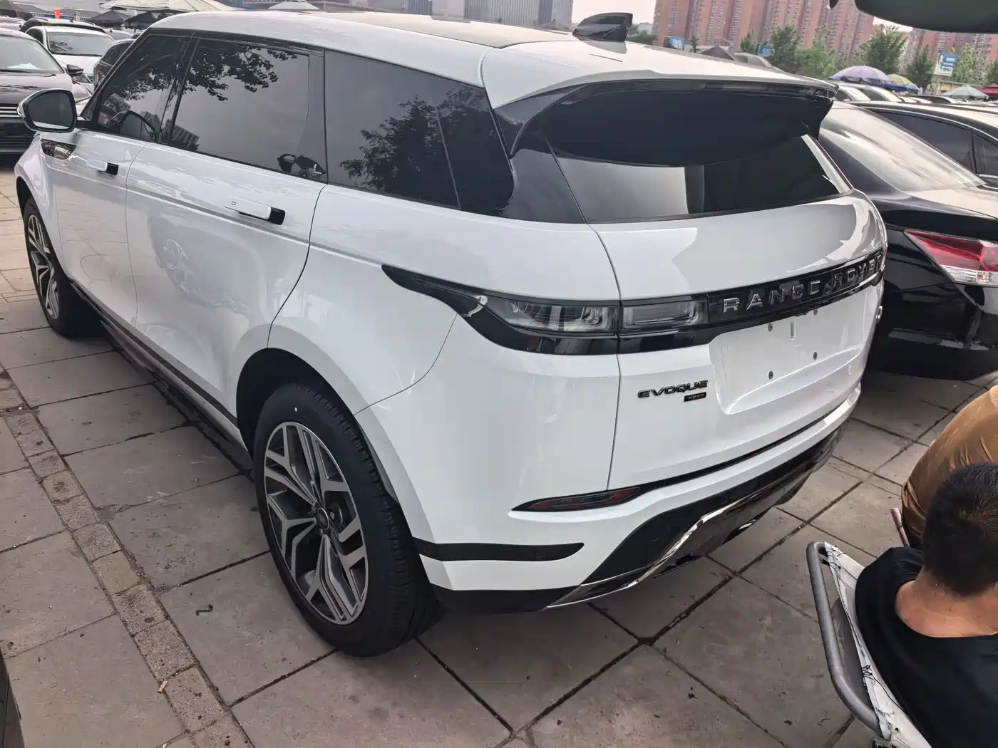 Land Rover Range Rover Evoque 2021 Range Rover Evoque L 249PS R-Dynamic HSE Luxury Edition фото 4