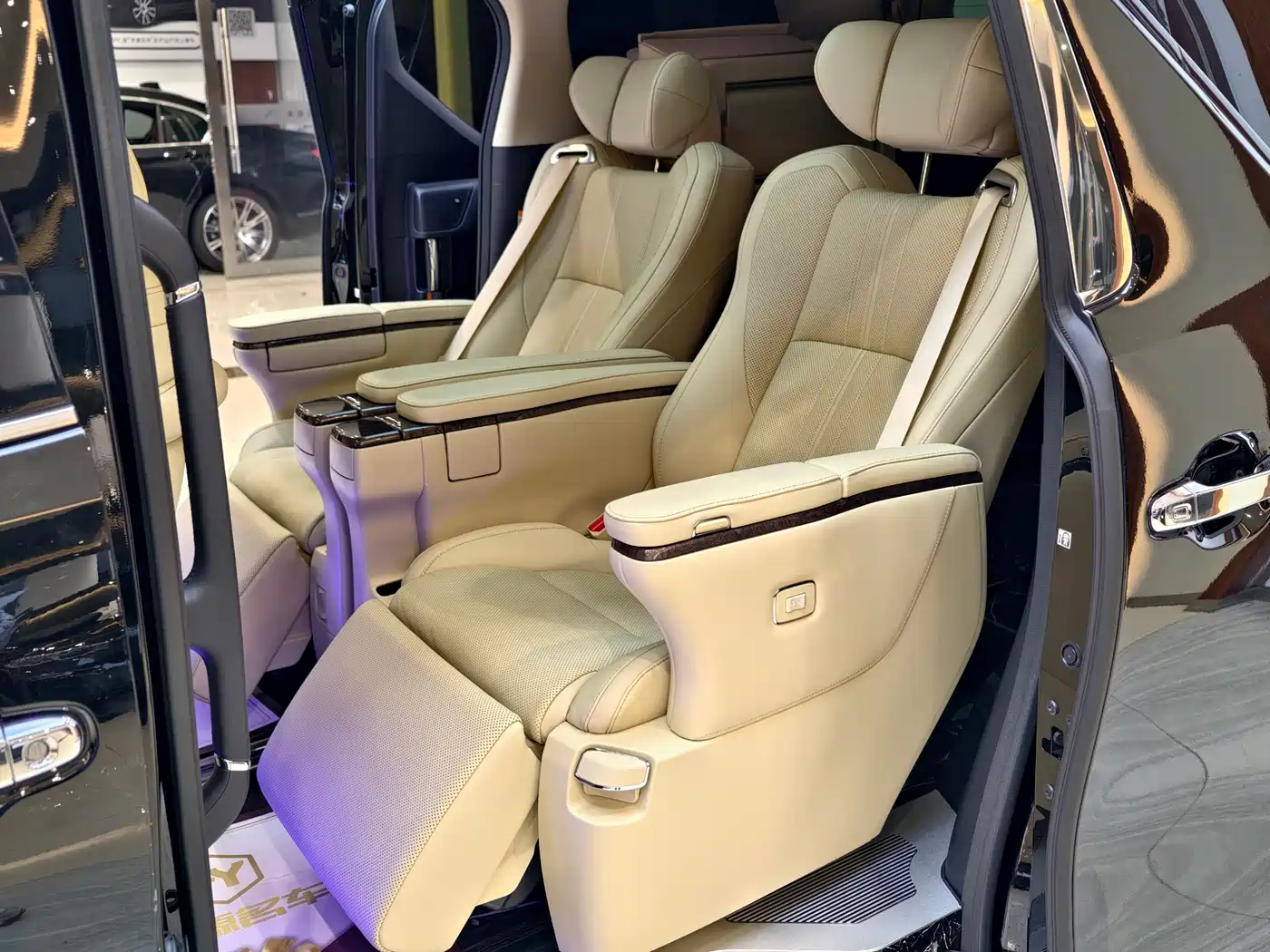 Toyota Alphard 2021 Hybrid 2.5L Premium фото 14