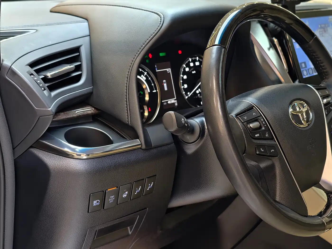 Toyota Alphard 2021 Hybrid 2.5L Premium фото 5
