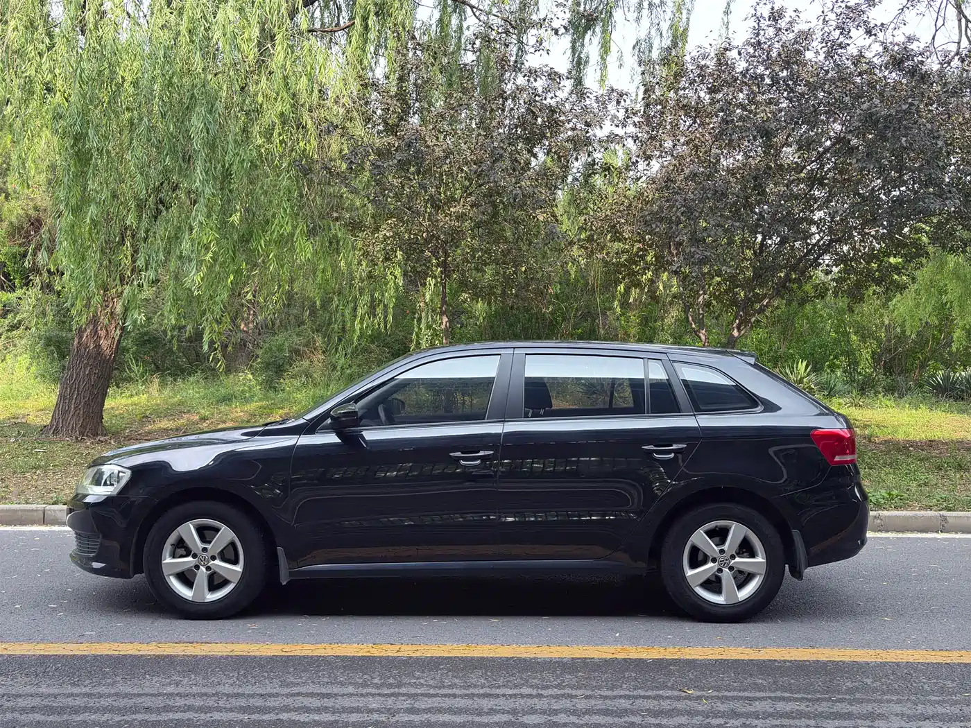 Volkswagen Lavida Tour 2013 1.6L Automatic Trend Style фото 3