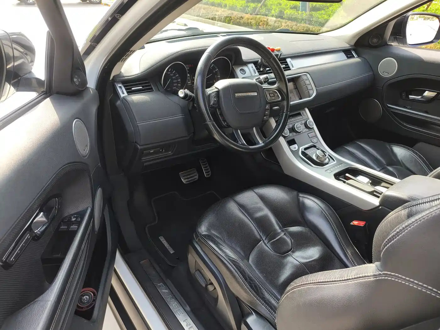Land Rover Range Rover Evoque (Import) 2012 2.0T 3-door Sport Edition фото 10