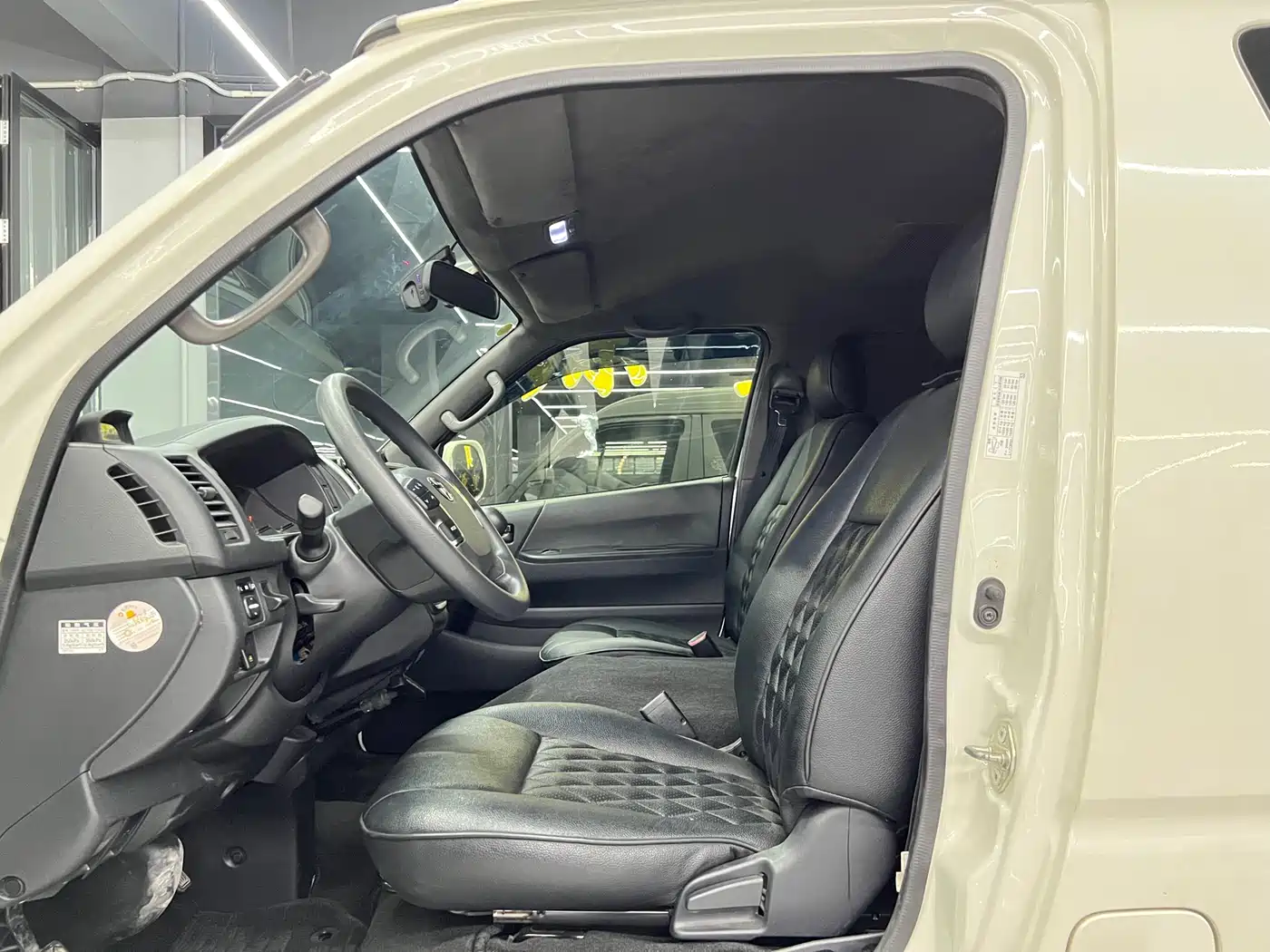 Toyota HIACE 2011 2.7L Manual Standard 10-seater фото 8