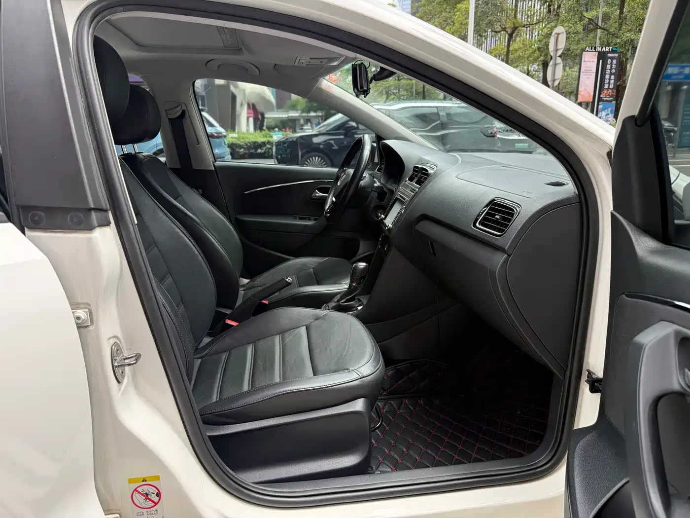 Volkswagen Polo 2014 1.6L Automatic Luxury Edition фото 12