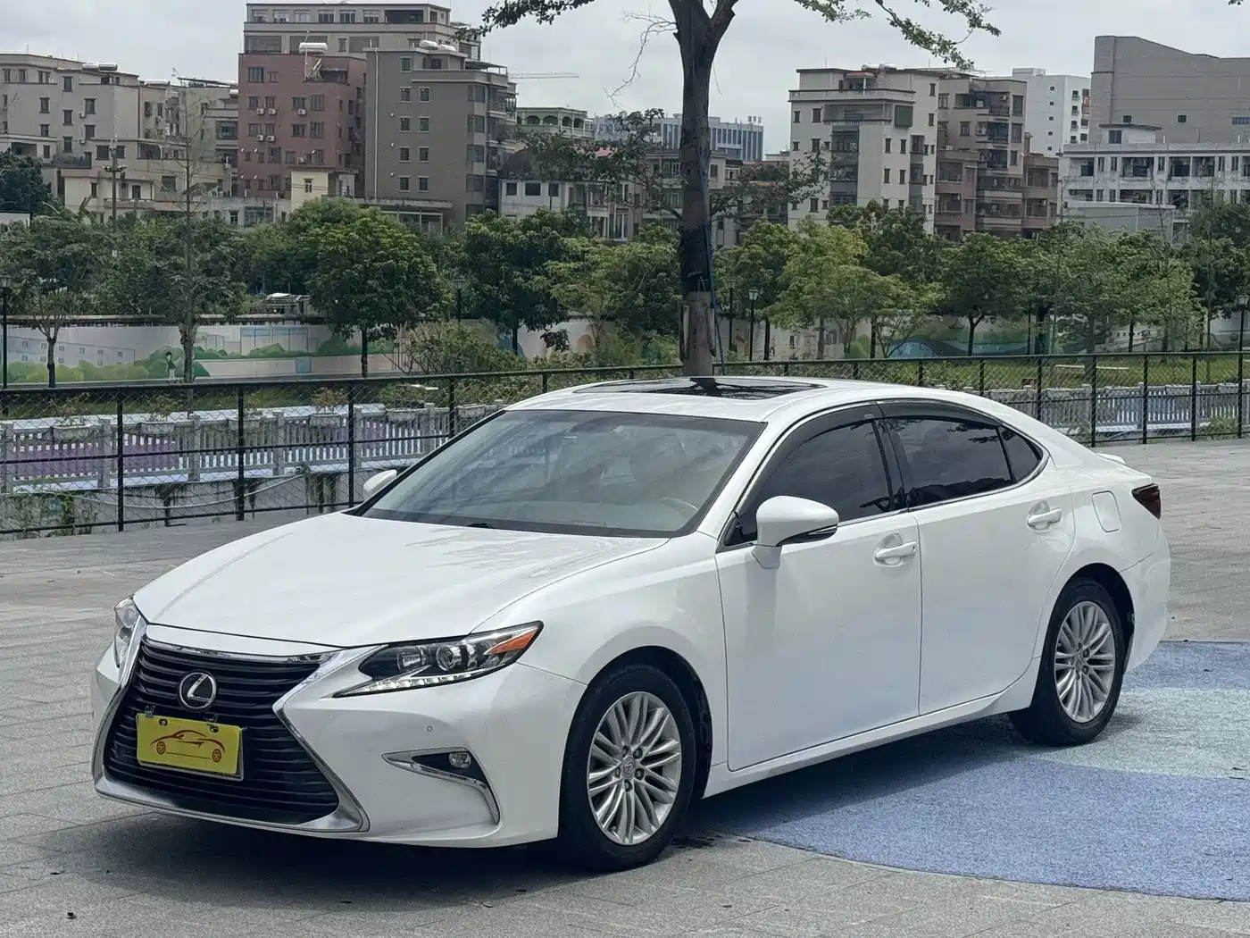Фото 1 - Lexus ES