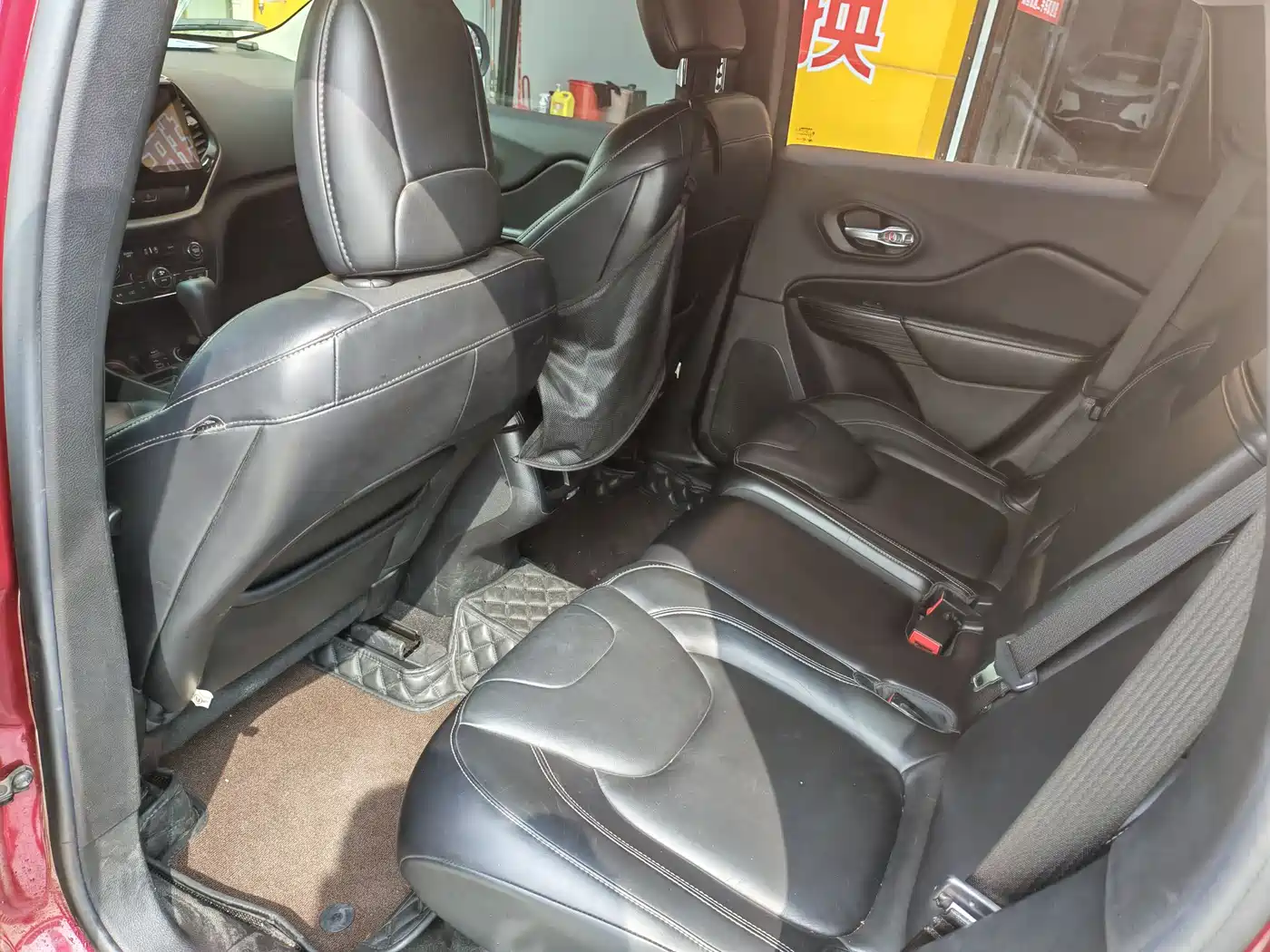 Photo 8 - Jeep Cherokee