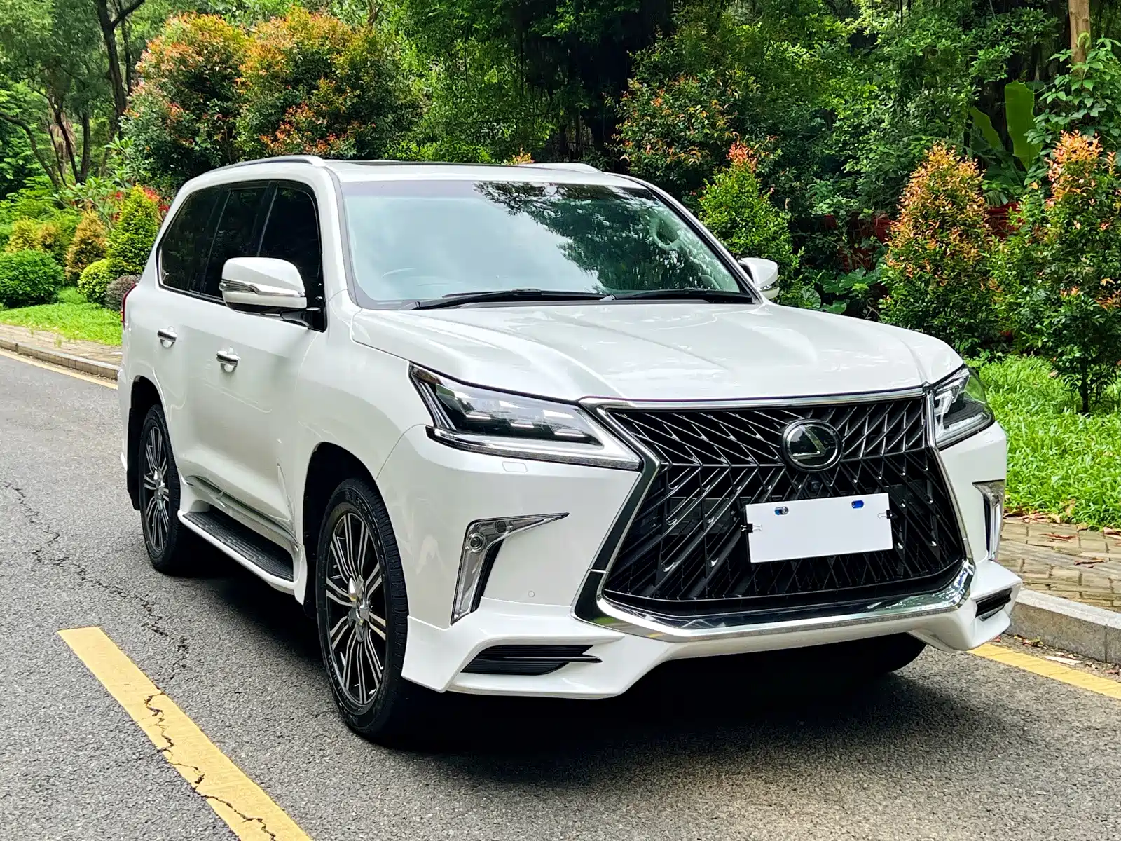 Фото 3 - Lexus LX