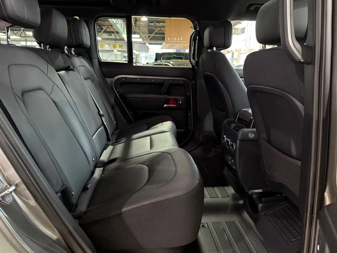Land Rover Defender 2025 110 3.0T P400 X фото 10