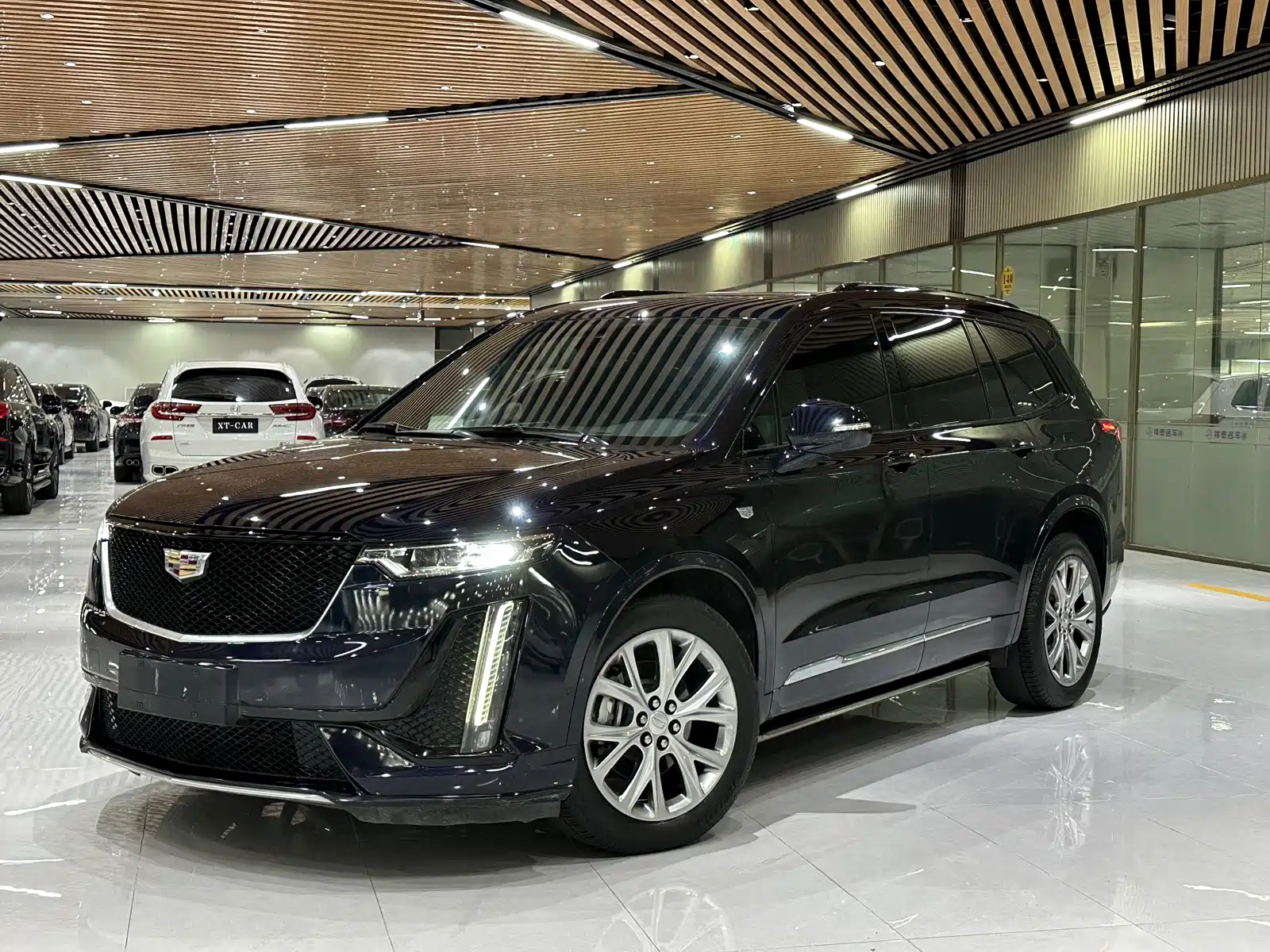 Фото 1 - Cadillac XT6