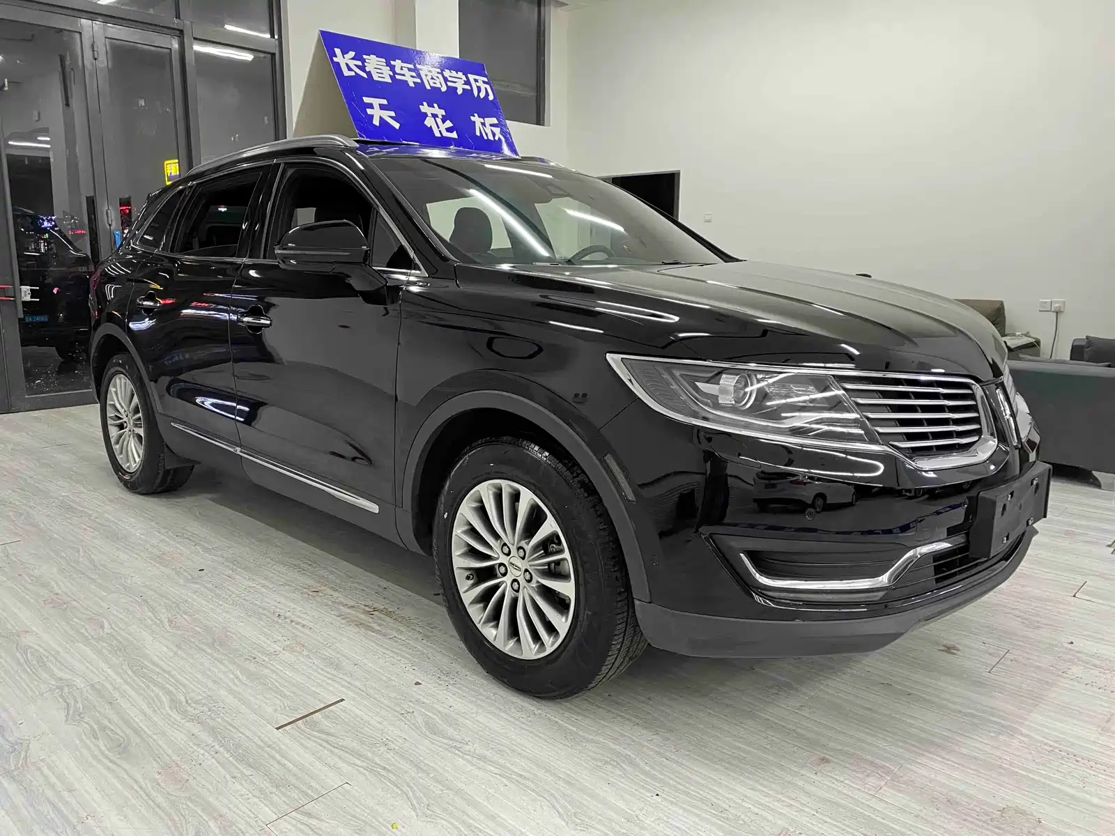 Photo 3 - Lincoln MKX