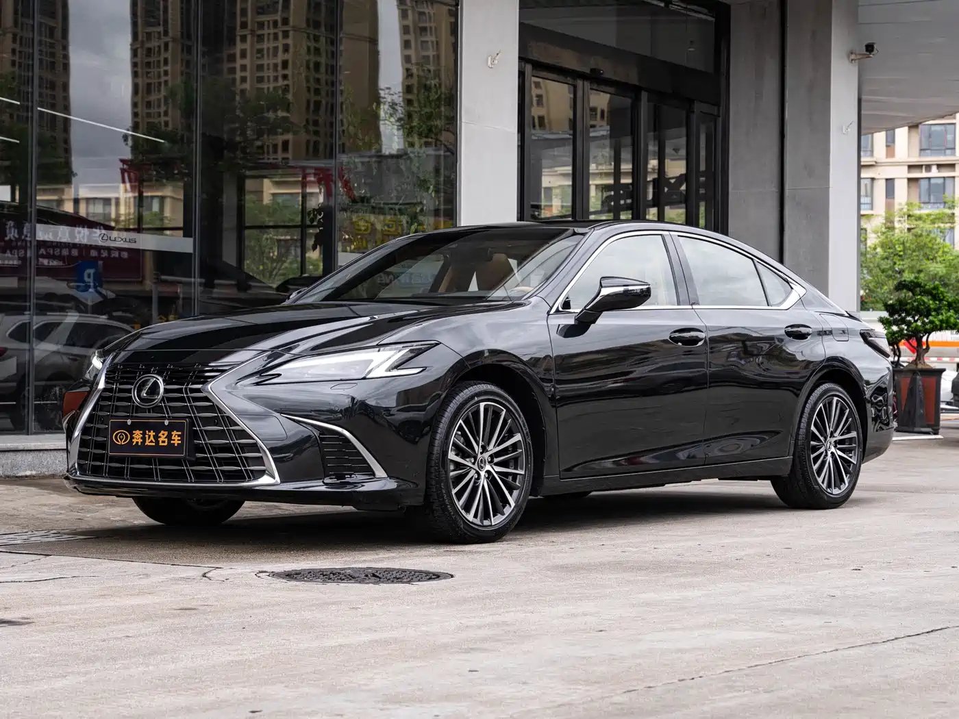 Lexus ES 2025 300h Ultimate Edition