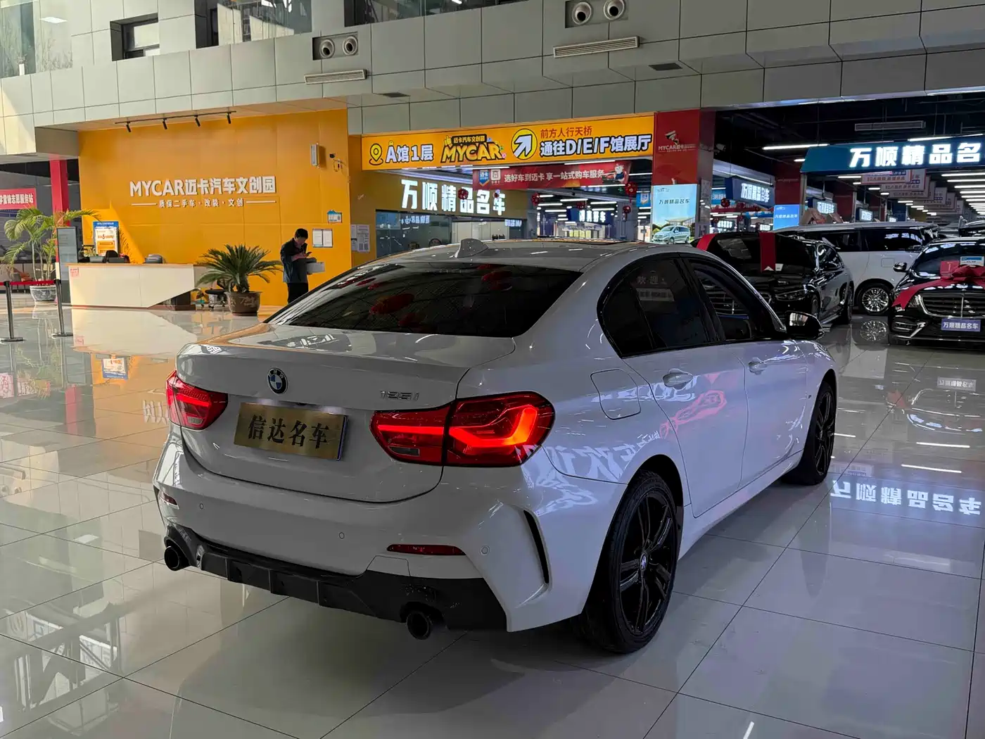 BMW 1 Series 2021 125i M Sport Black Night Edition фото 14