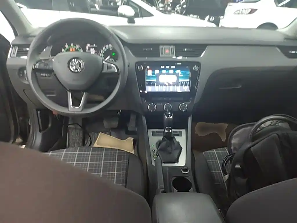 Škoda Octavia 2018 1.6L Automatic Comfort фото 10