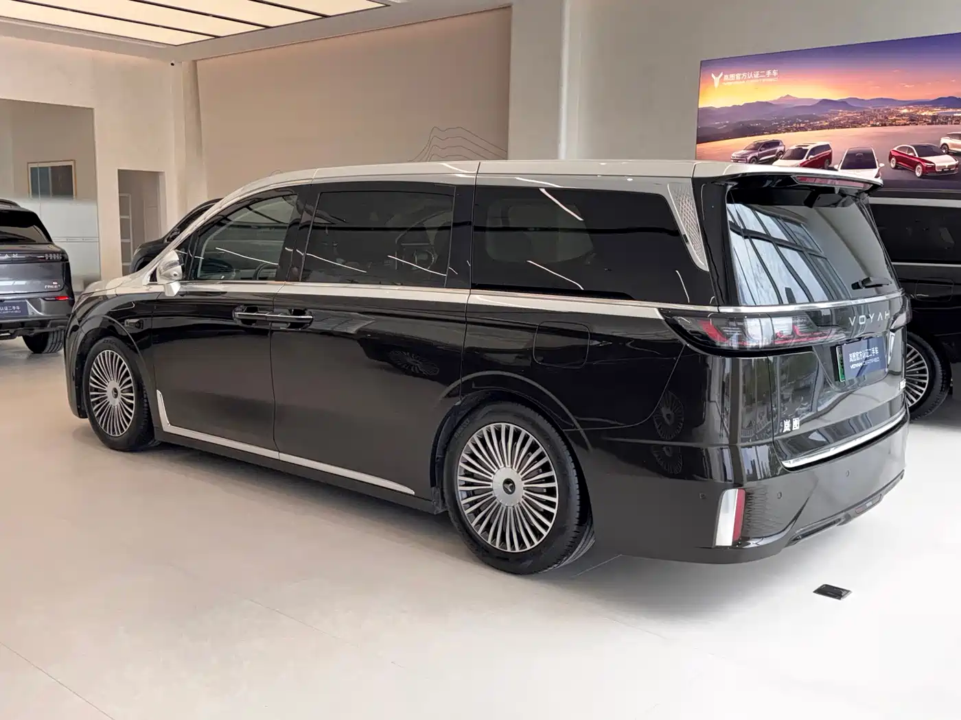 Voyah Auto Voyah Dreamer 2025 PHEV AWD Flagship Qian Kun Edition фото 4