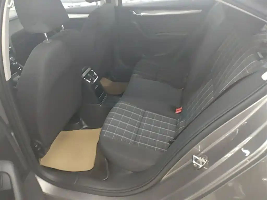 Škoda Octavia 2018 1.6L Automatic Comfort фото 17