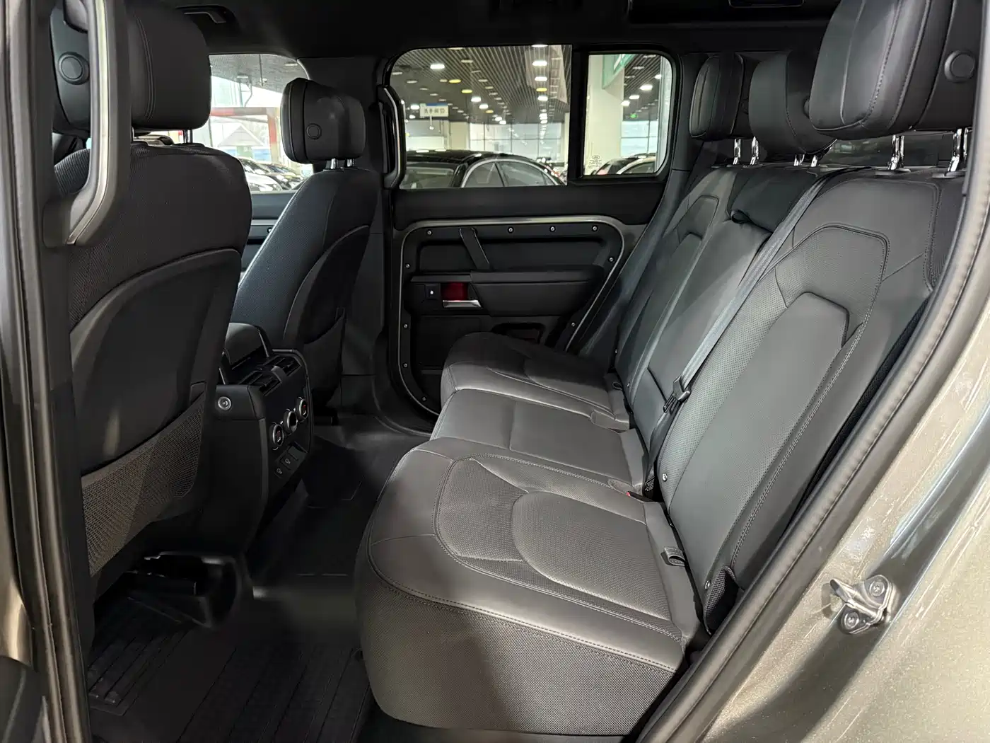 Land Rover Defender 2025 110 3.0T P400 X фото 6